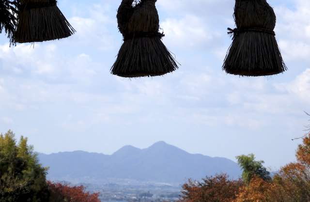 桧原神社鳥居から二上山が